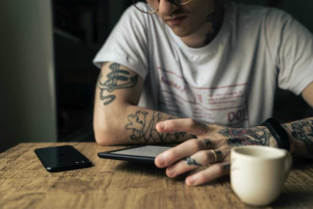 Tattooed man reading something on his Kindle best data science books